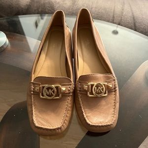 Like new Michael Kors flats size 9